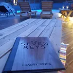 Seven Keys Luxury Suites *